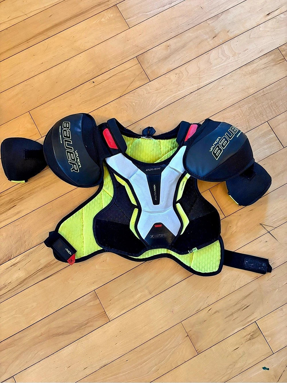 Medium Junior Bauer Vapor Xltx Pro Shoulder Pads (Used)
